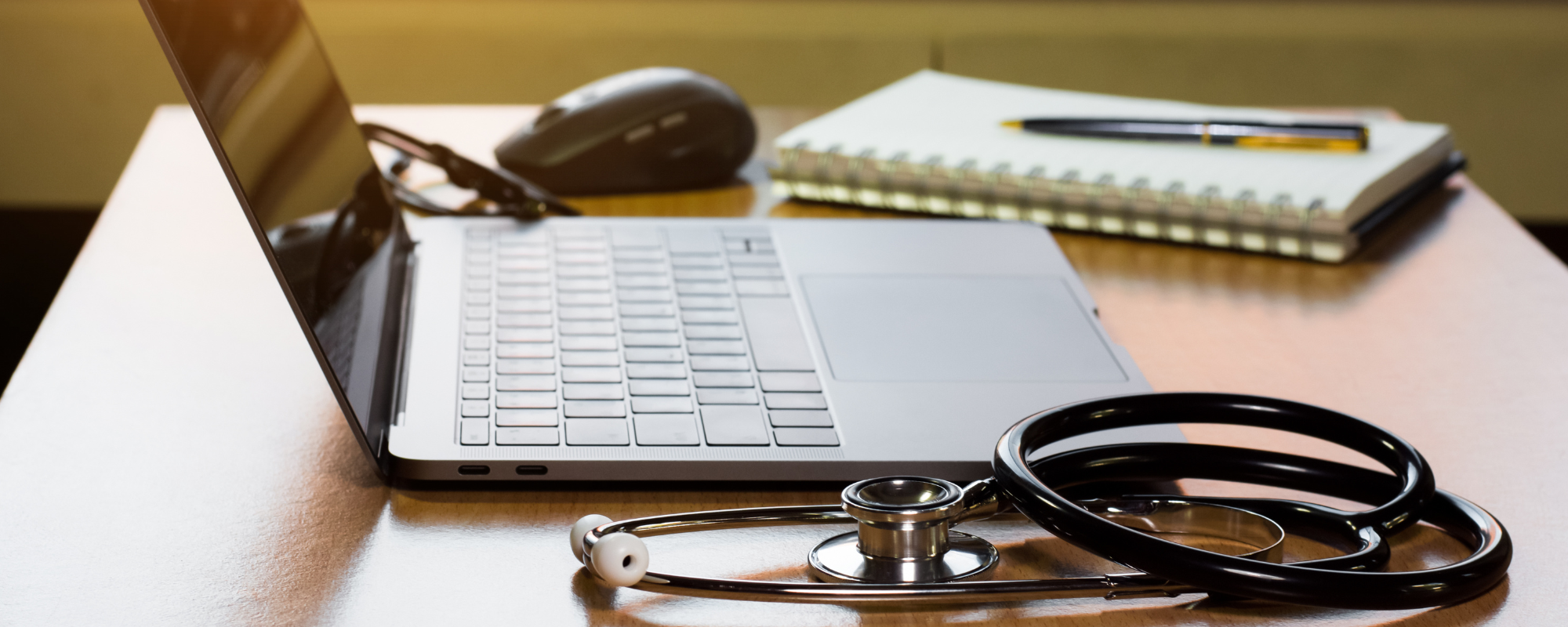 Laptop & Stethoscope (2000x800)